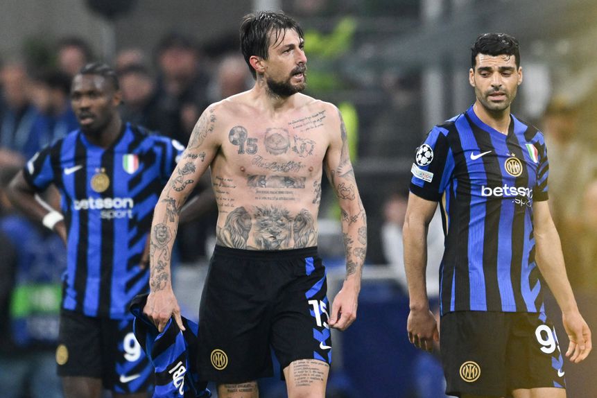 Francesco Acerbi, 37 anos, festeja o golo marcado ao Barcelona aos 90+3 minutos
