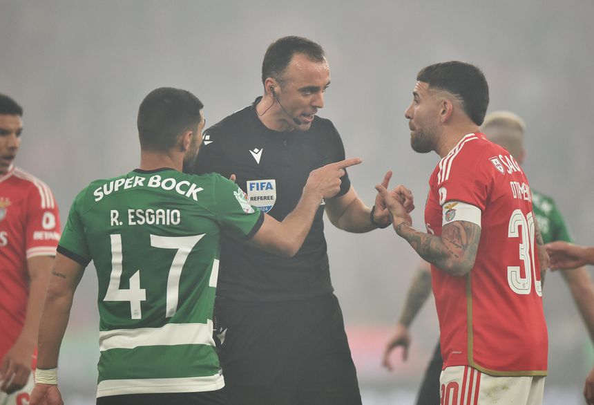 O arbitro Joao Pinheiro, Ricardo Esgaio (esq) e Otamendi no Benfica - Sporting, jogo da 2 Mao da Meia Final da TACA DE PORTUGAL 2023/2024. Estadio da Luz, em Lisboa. Terca, 2 de Abril de 2024.