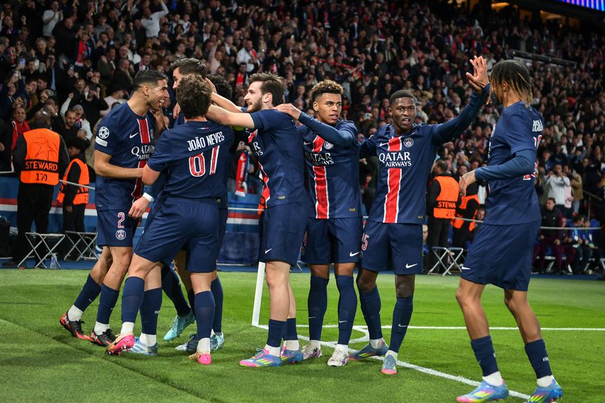 Jogadores do PSG a celebrarem o golo de Hakimi