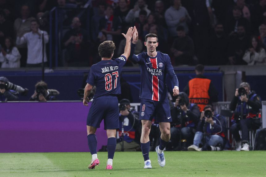 João Neves a festejar o golo do PSG com Fabián Ruiz