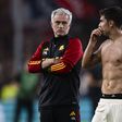 Mourinho e Dybala à conversa na Roma, quando o treinador português comandava os 'giallorossi' (IMAGO)