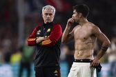 Mourinho e Dybala à conversa na Roma, quando o treinador português comandava os 'giallorossi' (IMAGO)