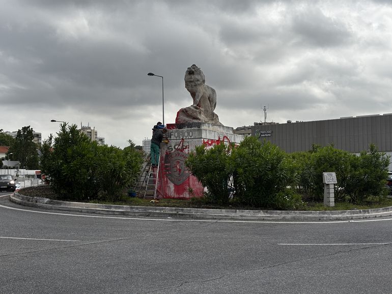 Sporting limpa estátua do leão vandalizada (vídeo)