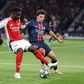 Bukayo Saka a ser pressionado por João Neves