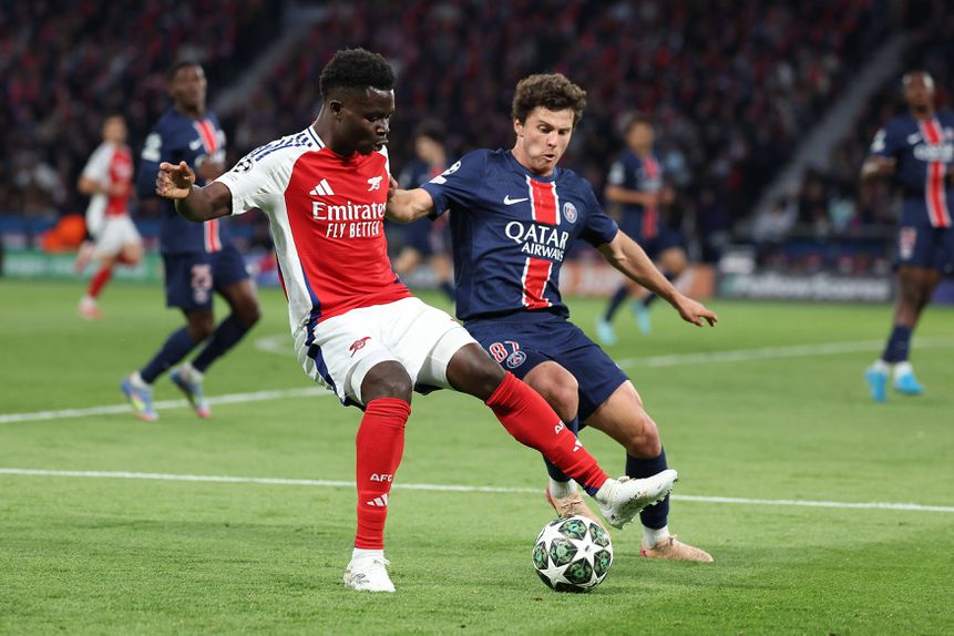 Bukayo Saka a ser pressionado por João Neves