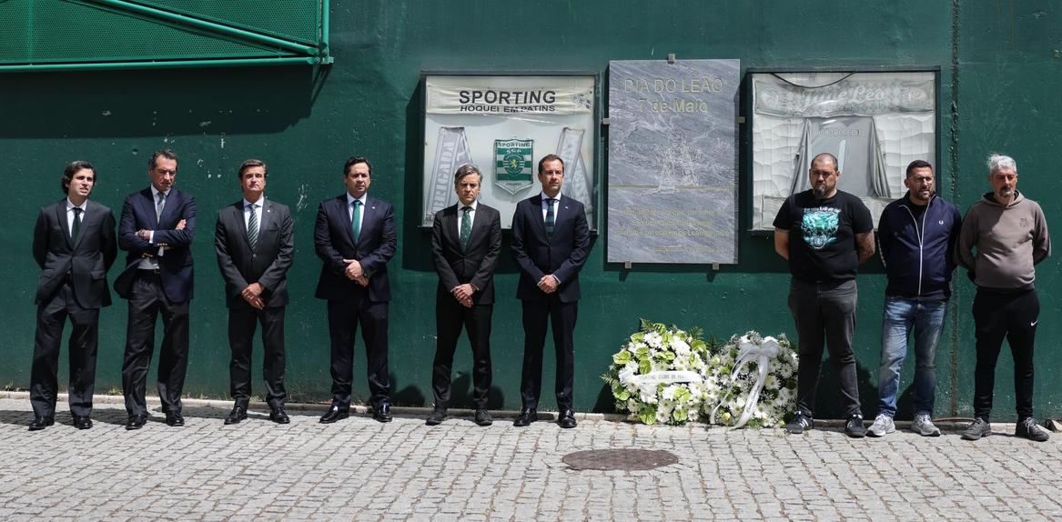 Foi cumprido um minuto de silêncio e depositada uma coroa de flores no memorial, num momento de profundo respeito e saudade - Foto: SPORTING CP