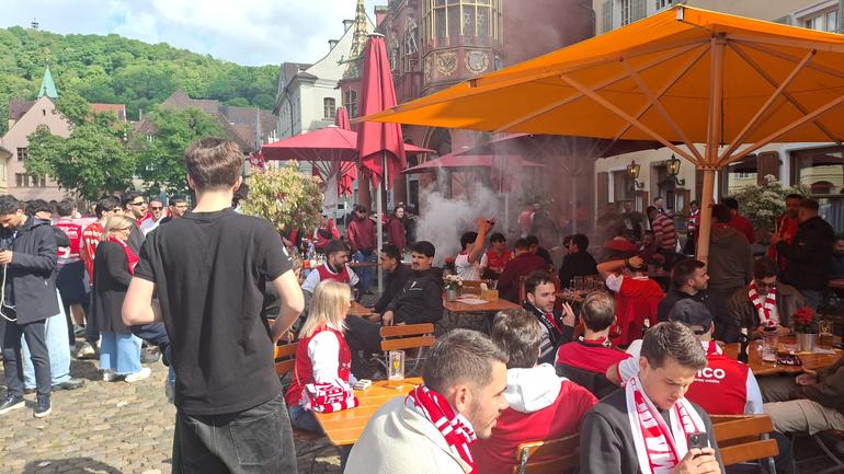 A poucas horas do apito inicial em Friburgo, o ambiente na Munsterplatz, Praçaa da Catedral da cidade germânica, vai aquecendo aos poucos - Foto: A BOLA