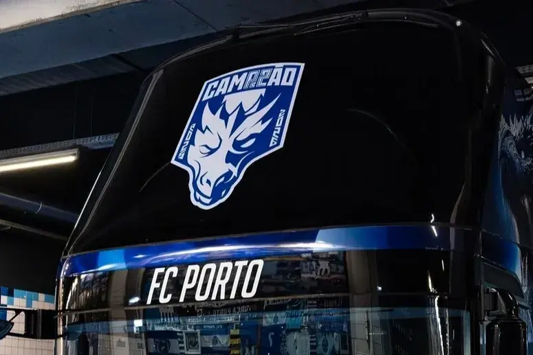 Autocarro com decoração alusiva ao título - Foto: FC Porto