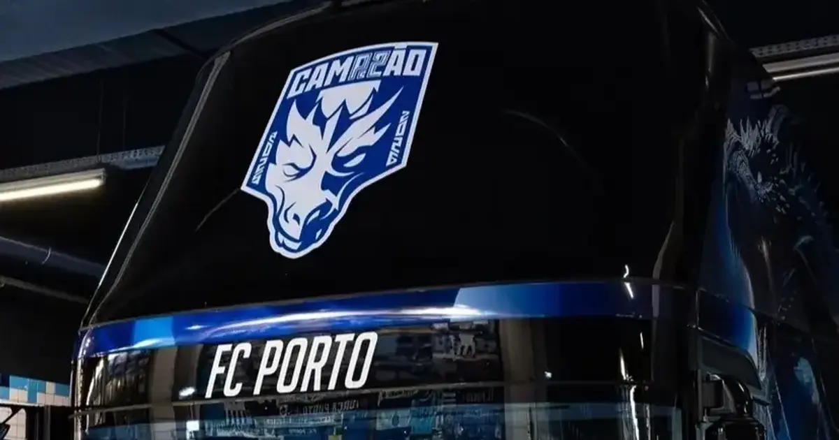 FC Porto: autocarro com alusão ao título de campeão, a Jorge Costa e a Pinto da Costa