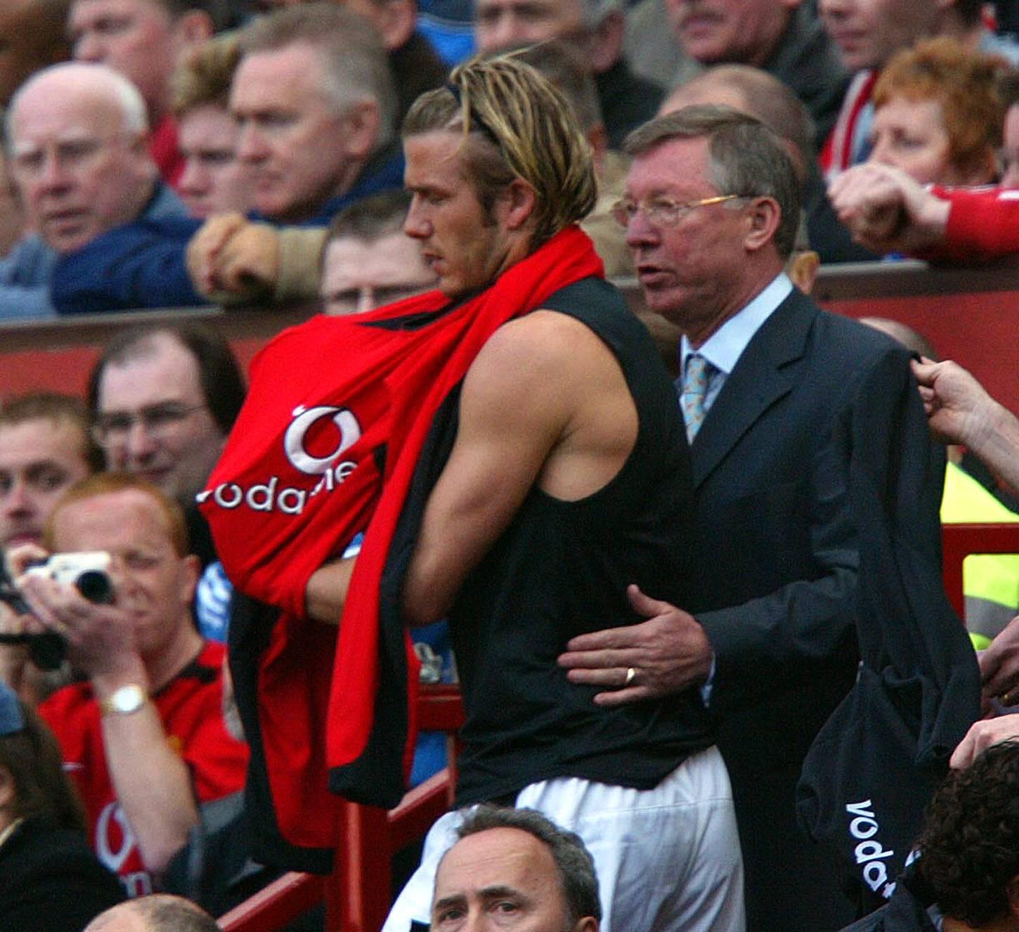 David Beckham e Sir Alex Ferguson (Manchester United): a eliminação da Taça de Inglaterra, aos pés do Arsenal, em 2003, custou caro. O técnico escocês descarregou a frustação numa bota que acertou... no craque inglês