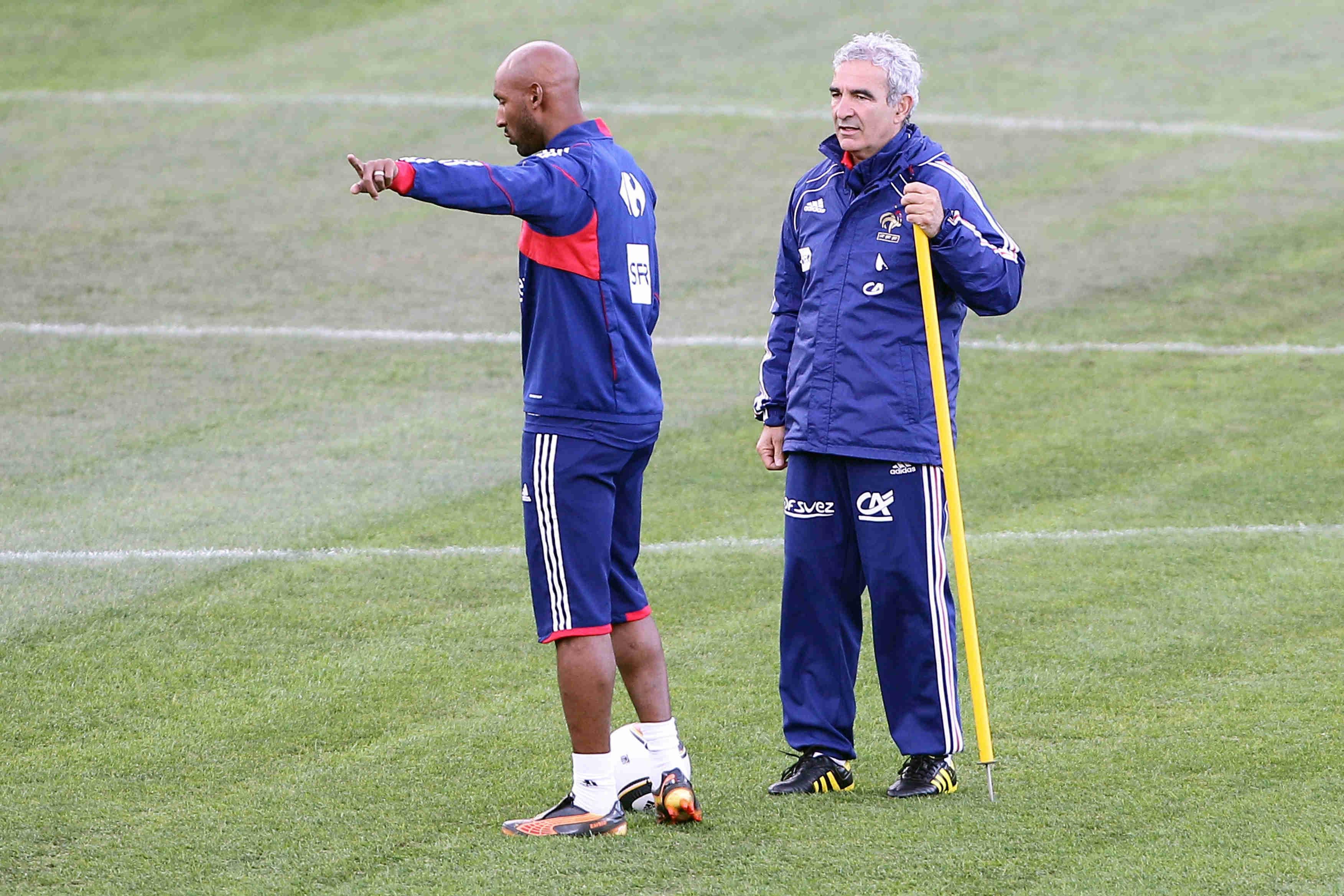 Nicolas Anelka e Raymond Domenech (França): o avançado travou-se de razões com o treinador após ter sido substituído ao intervalo na segunda jornada do Mundial-2010 e foi dispensado. Os colegas de equipas responderam ao afastamento com... uma greve