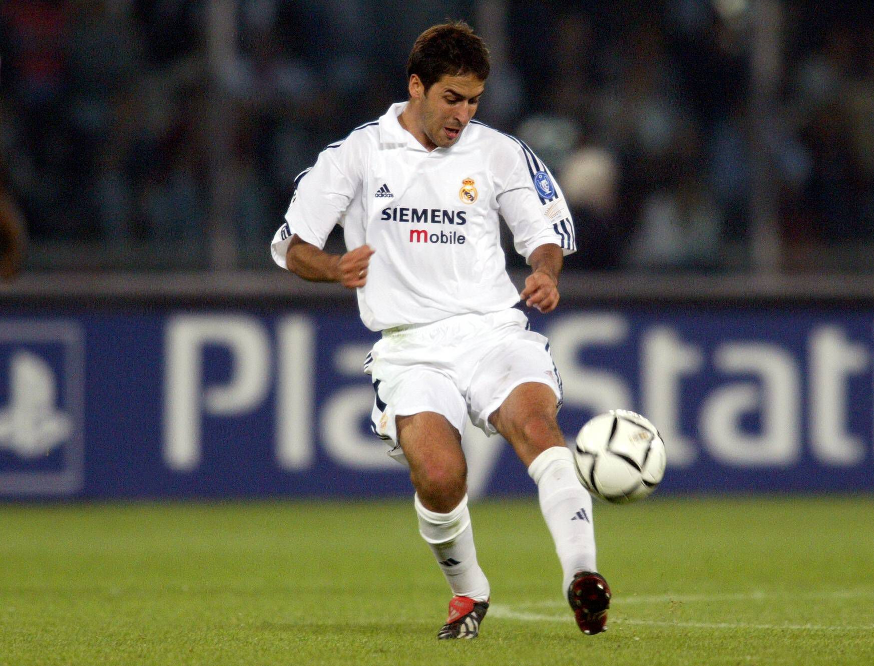 Raúl González, figura do Real Madrid, chegou aos 'merengues' proveniente da formação do... Atlético, com apenas 15 anos - Foto: IMAGO