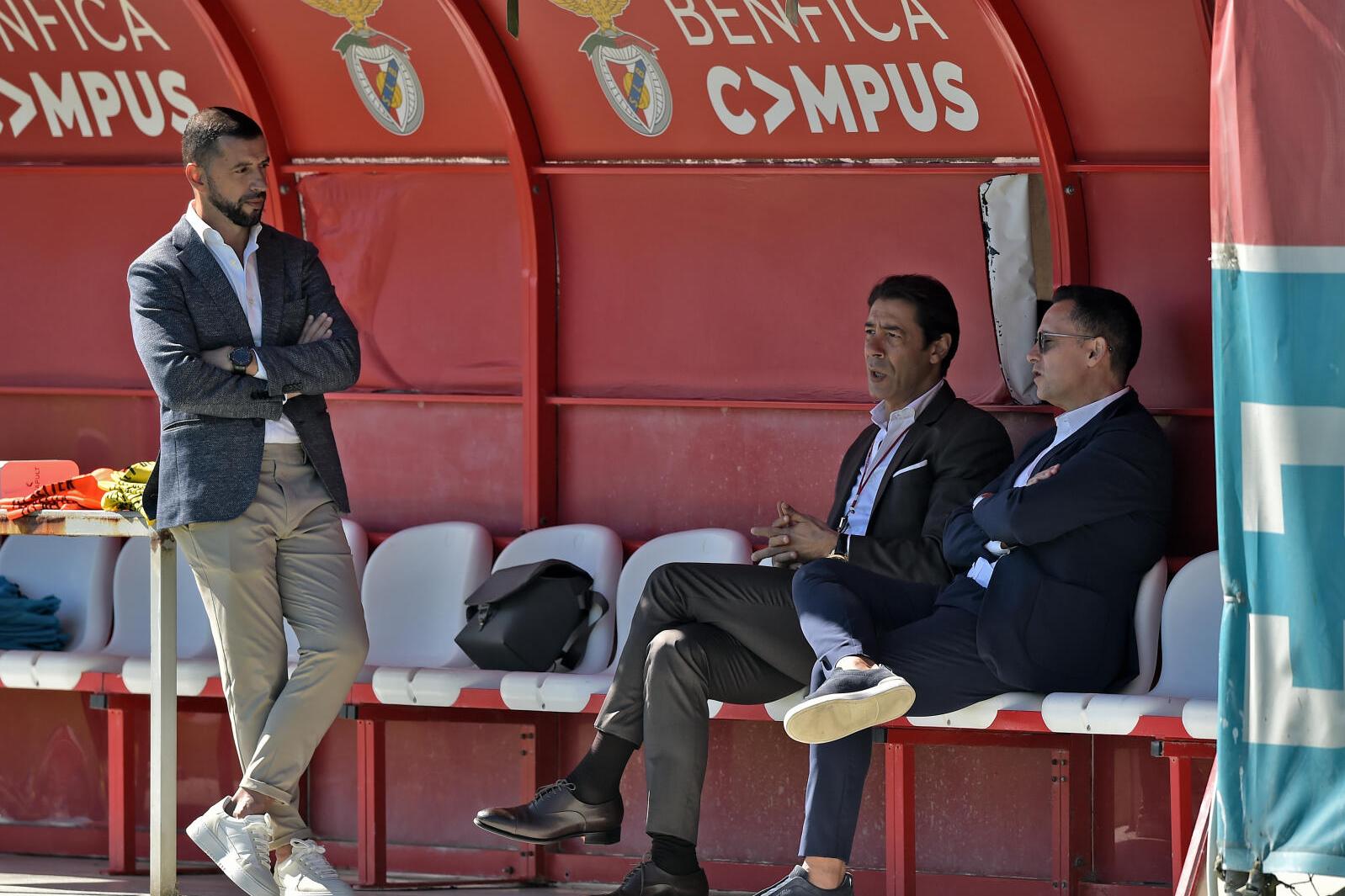 Rui Costa e Mário branco, respetivamente presidente e diretor-geral do Benfica, com Simão Sabrosa, diretor-técnico, em pé (foto: Miguel Nunes)