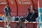 Rui Costa e Mário branco, respetivamente presidente e diretor-geral do Benfica, com Simão Sabrosa, diretor-técnico, em pé (foto: Miguel Nunes)