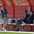 Rui Costa e Mário branco, respetivamente presidente e diretor-geral do Benfica, com Simão Sabrosa, diretor-técnico, em pé (foto: Miguel Nunes)