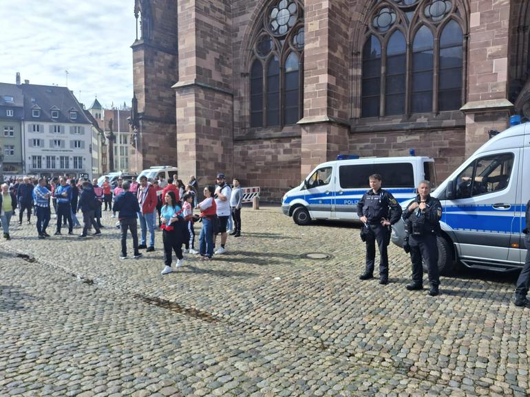 Polícia portuguesa (à esquerda) e alemã preparada para o jogo desta noite - Foto: A BOLA