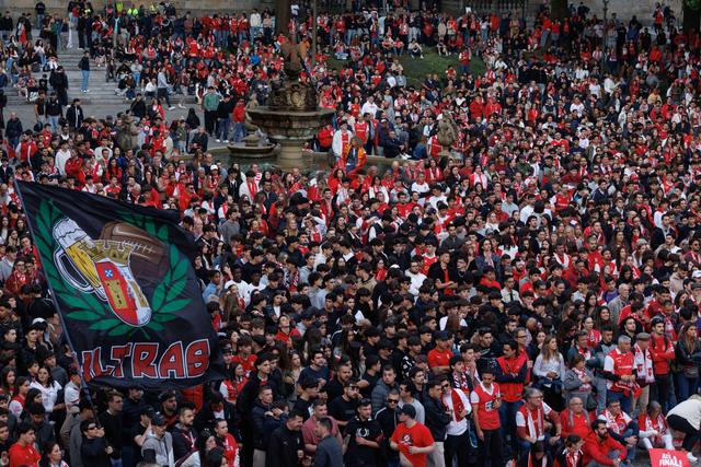 Foram muitos os milhares de adeptos do SC Braga que se juntaram na Praça do Município (Foto Município de Braga)