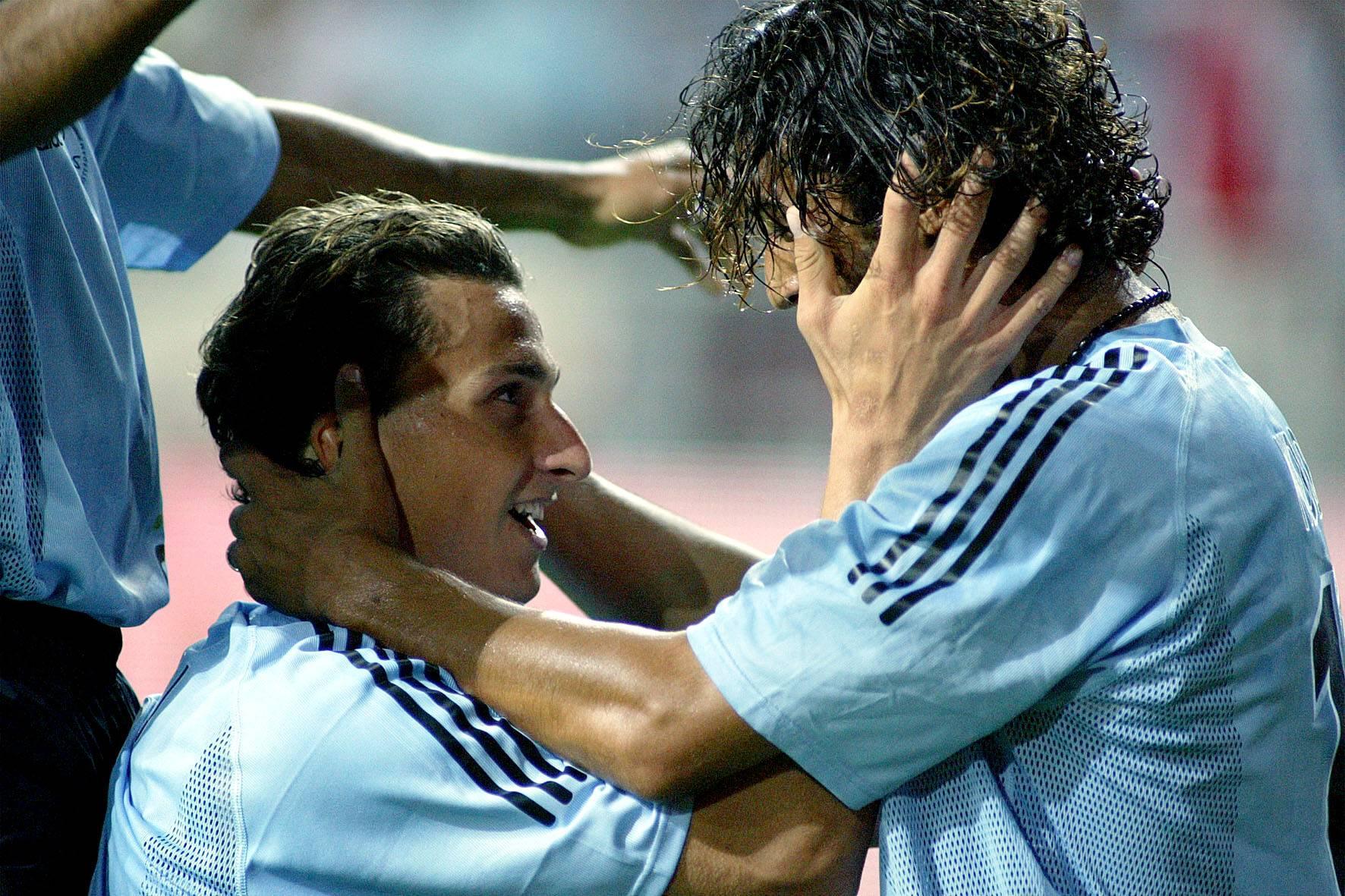 Zlatan Ibrahimovic e Mido (Ajax): a concorrência pela titularidade no ataque ganhou contornos preocupantes em março de 2003. Os dois trocaram insulto após derrota contra o PSG. O egípcio exaltou-se e atirou uma tesouraa na direção do sueco