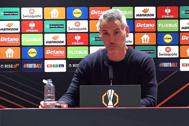 Carlos Vicens explica mudanças entre Zalazar e Pau Víctor após a expulsão