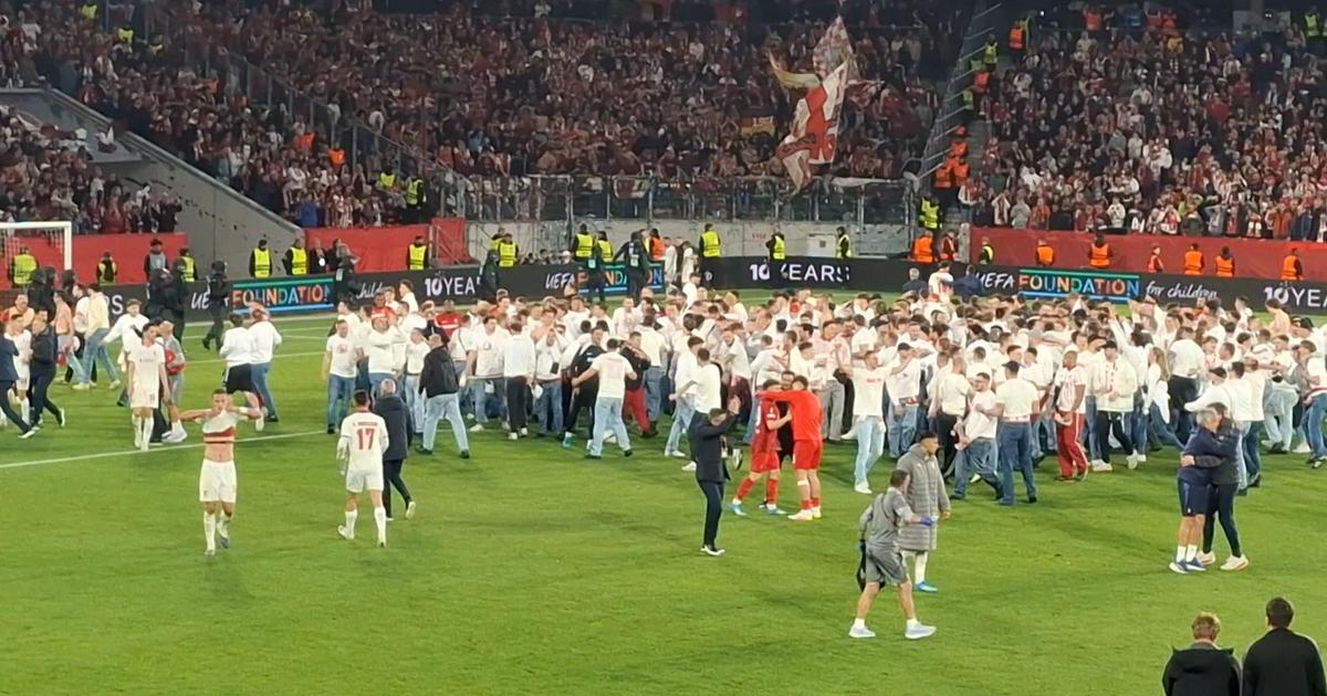 Invasão de campo dos adeptos do Friburgo ao eliminarem o SC Braga