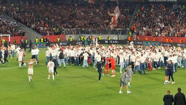 Invasão de campo dos adeptos do Friburgo ao eliminarem o SC Braga