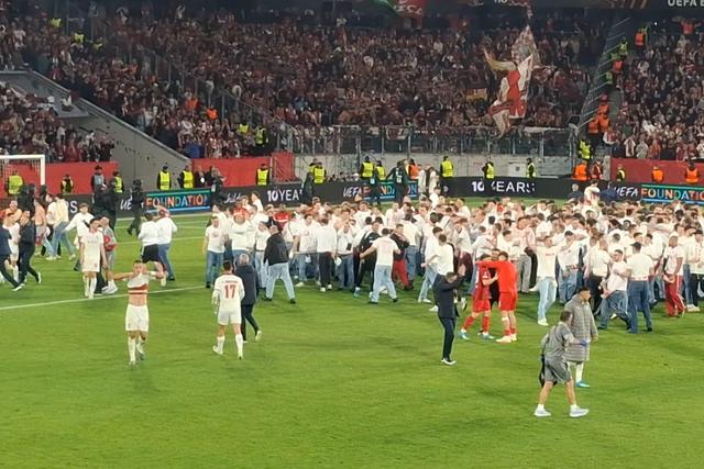 Invasão de campo dos adeptos do Friburgo ao eliminarem o SC Braga