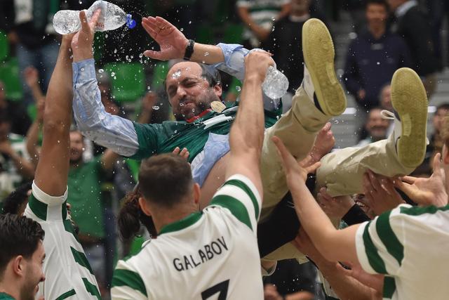 Jogadores não deram descanso a João Coelho durante a festa    Fotografia Miguel Nunes