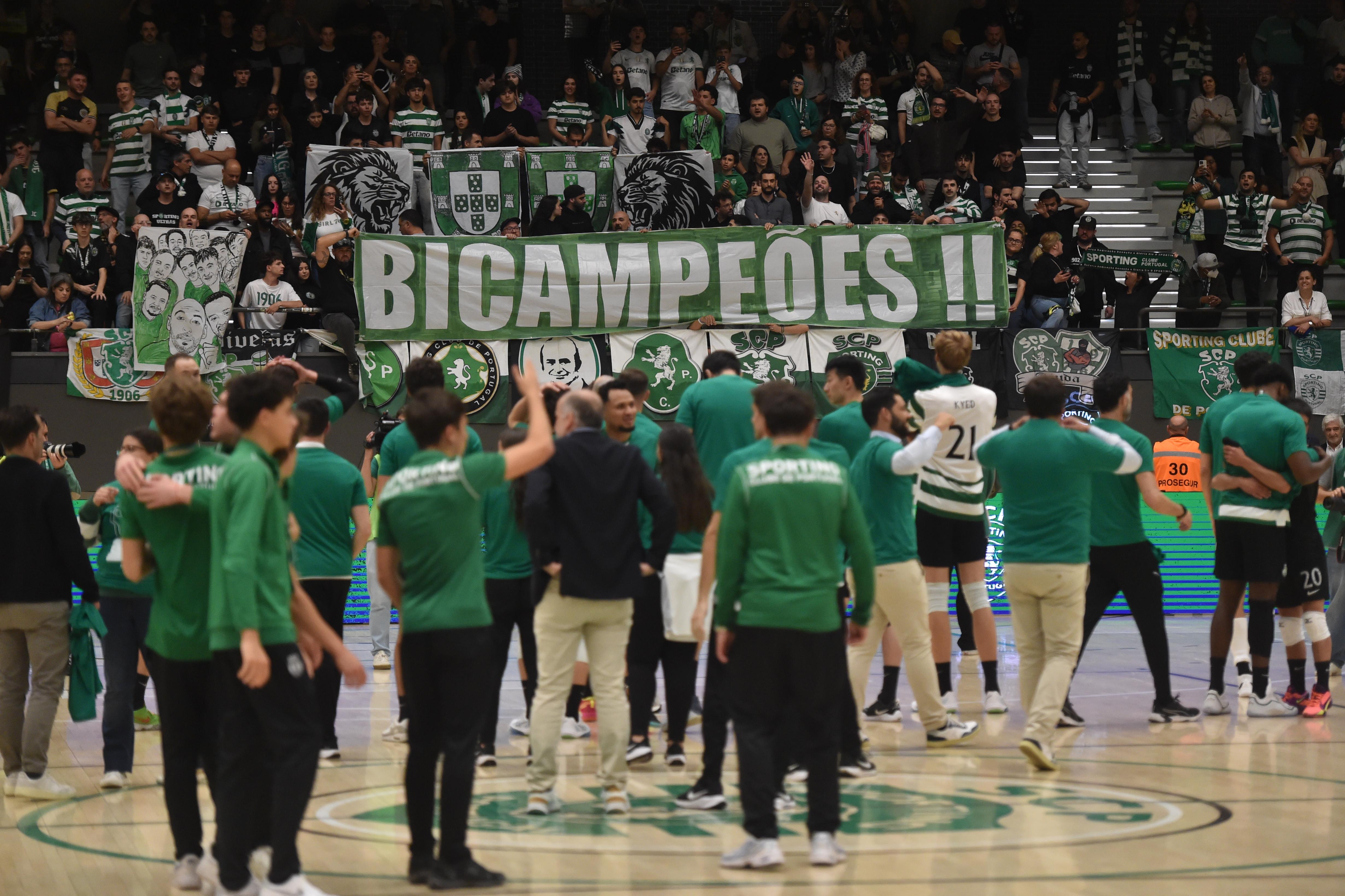 Sporting festeja título de voleibol (foto: Miguel Nunes)