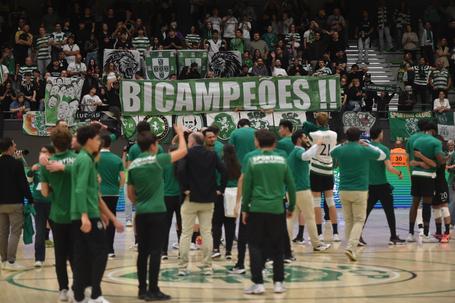 Sporting festeja título de voleibol (foto: Miguel Nunes)