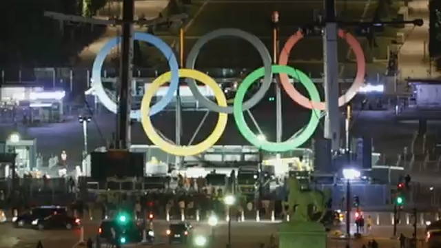 Anéis olímpicos colocados na Torre Eiffel