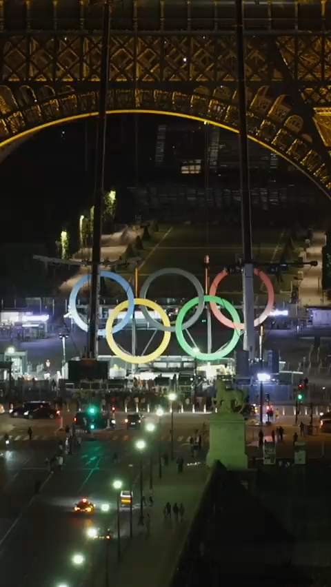 Anéis olímpicos colocados na Torre Eiffel