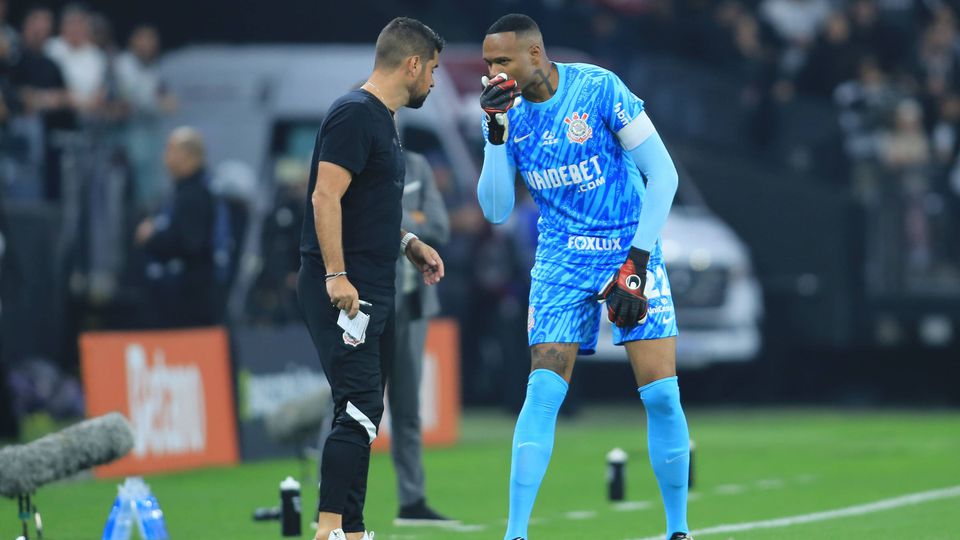 NES puxa pelo guarda-redes titular de António Oliveira no Corinthians