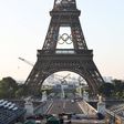Vídeo: 30 toneladas! Anéis olímpicos colocados na Torre Eiffel