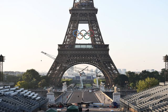 Vídeo: 30 toneladas! Anéis olímpicos colocados na Torre Eiffel