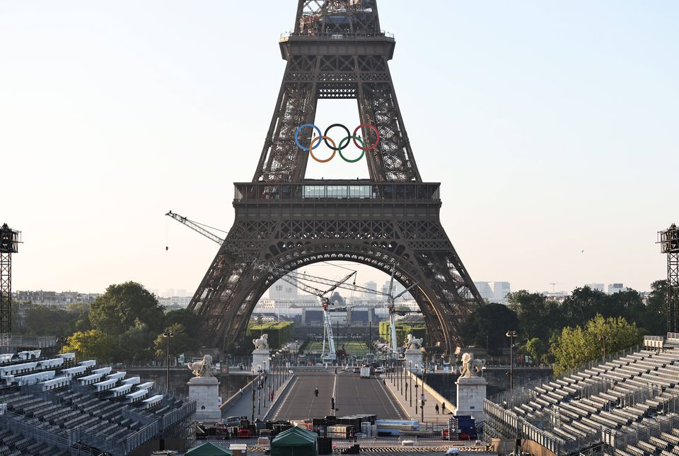 Vídeo: 30 toneladas! Anéis olímpicos colocados na Torre Eiffel