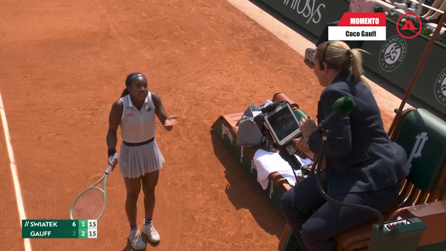 Coco Gauff discute com árbitra de cadeira e emociona-se