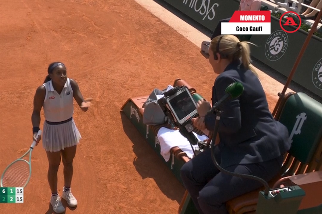 Coco Gauff discute com árbitra de cadeira e emociona-se