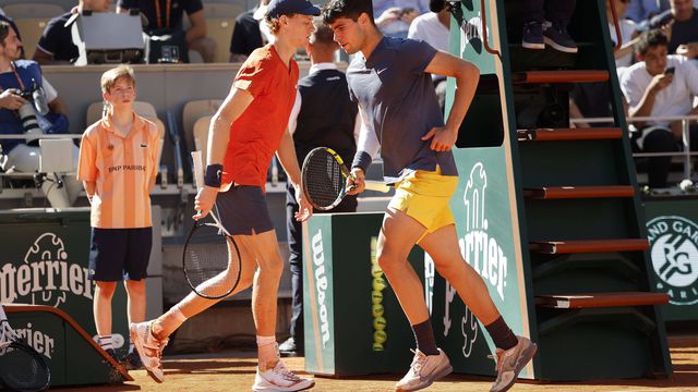 Os melhores momentos da vitória de Alcaraz sobre Sinner para chegar à final de Roland Garros