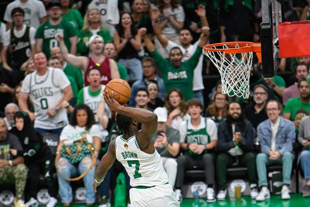Celtics vencem Mavericks no primeiro jogo da final com Neemias no banco