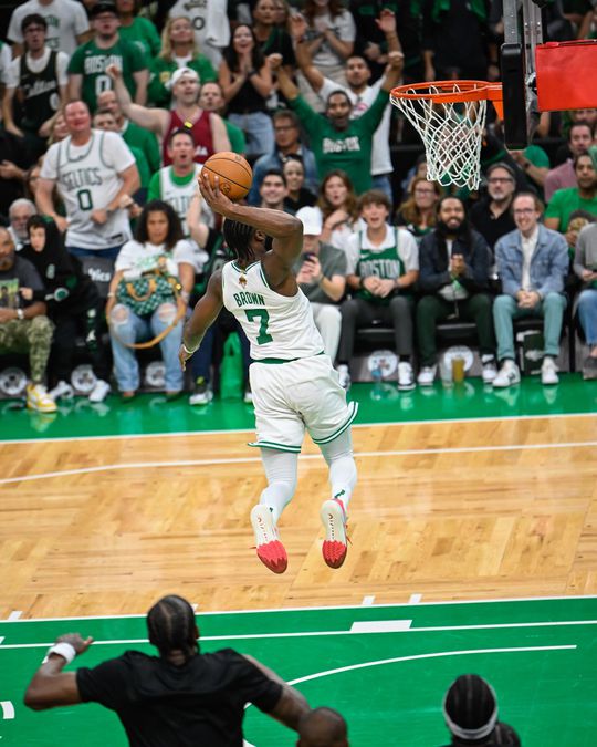Celtics vencem Mavericks no primeiro jogo da final com Neemias no banco