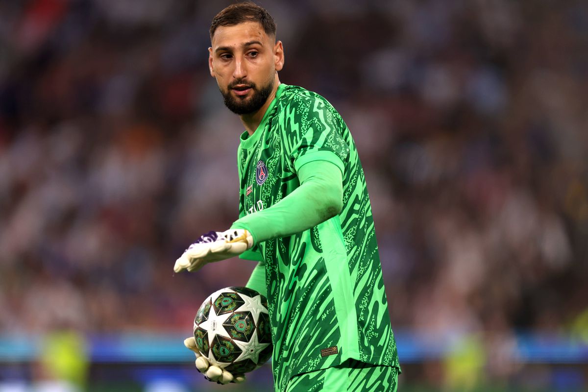 Donnarumma encostado à parede: «Assinas ou sais!»