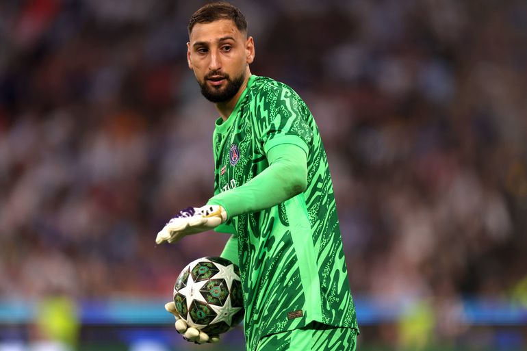 Donnarumma encostado à parede: «Assinas ou sais!»