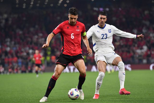 Vídeo: a monumental assobiadela dos adeptos da Albânia ao hino da Sérvia