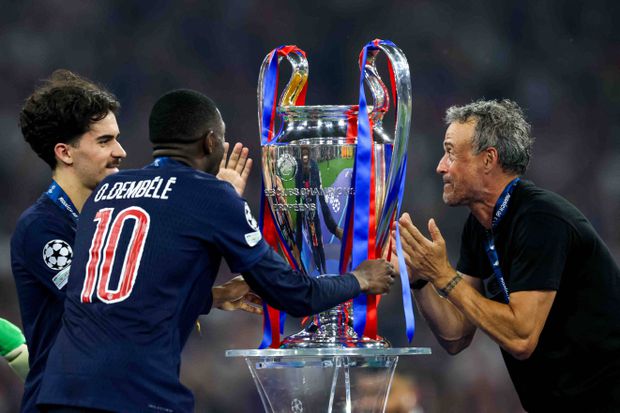 Vitinha, Dembélé e Luis Enrique com o troféu da Champions