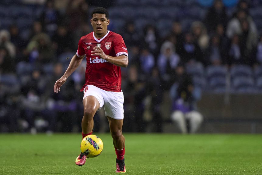 Vinícius Lopes foi lançado no encontro e conseguiu fazer um par de remates.