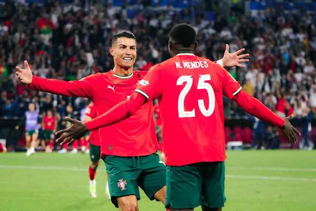 Cristiano Ronaldo festeja com Nuno Mendes
