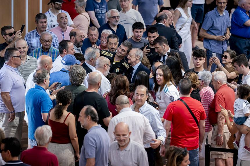 Florentino Pérez rodeado de sócios nas eleições do Real Madrid