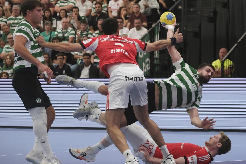 Martim Costa voa para mais um golo do Sporting frente ao Benfica, na final da Taça de Portugal - Foto: CARLOS BARROSO/LUSA