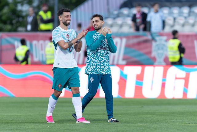 Bruno Fernandes ao lado de Bernardo Silva no duelo particular com o Chile