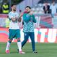 Bruno Fernandes ao lado de Bernardo Silva no duelo particular com o Chile